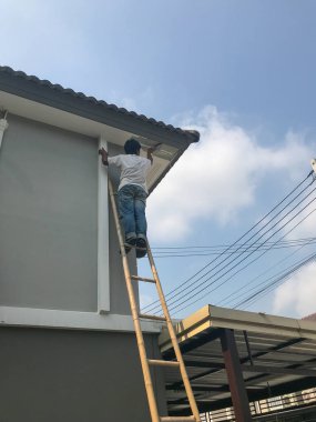 Çatlak tavan ve çatıyı tamir eden işçiler.