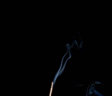 Joss stickon siyah arka planının soyut dumanı