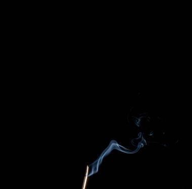 Joss stickon siyah arka planının soyut dumanı