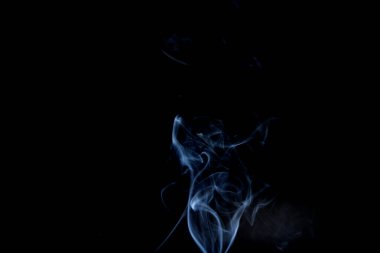 Joss stickon siyah arka planının soyut dumanı