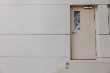 Tayland 'daki modern binada kapı ve merdiven