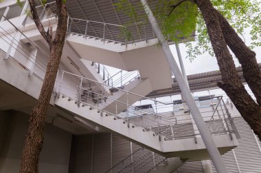 Tayland 'daki modern ofis binasının merdiveni.