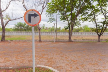 Yol gösterici, sağa dönme. Parktaki direğe işaret koy.