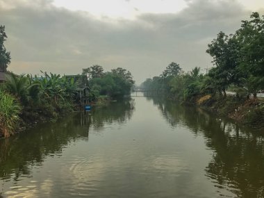 Tayland 'da Kanal yakınında eski bir ev