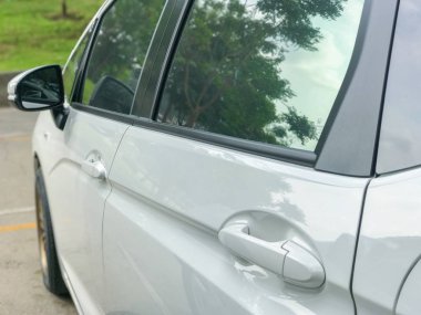 Parktaki açık araba kapı kolu.