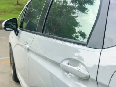 Modern arabanın kirli sprey çamuru.