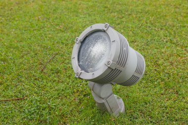 Bahçede yerde spot ışıkları var.