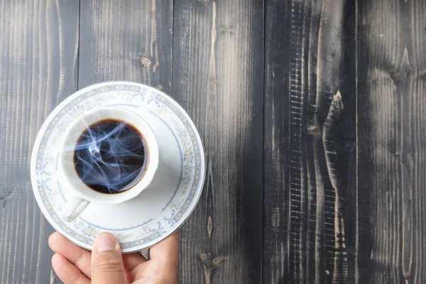 Taza de café caliente y granos de café asados — Foto de Stock