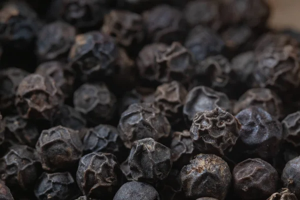 Close up de grãos de pimenta preta pilha — Fotografia de Stock