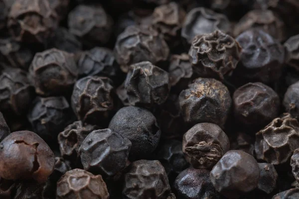Close up de grãos de pimenta preta pilha — Fotografia de Stock