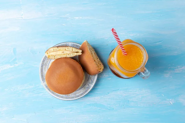 Primo piano di crema di mandorle dorayaki (Giapponese Pancake Sandwich ) — Foto Stock