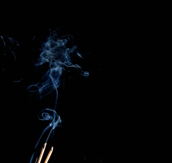 Astratto fumo di joss stickon sfondo nero — Foto Stock