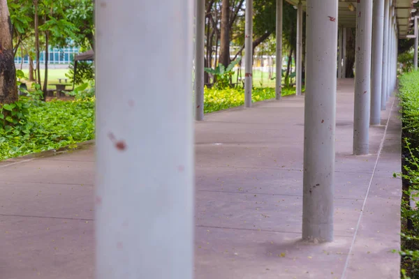 Pasarela cubierta al aire libre con pilares en Tailandia — Foto de Stock