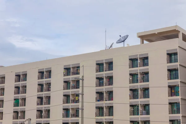 Edifício de apartamentos modernos e o céu — Fotografia de Stock