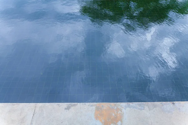 Reflexion des Pools außerhalb des modernen Gebäudes — Stockfoto