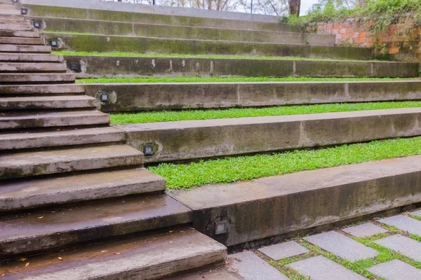 近代的な階段と草、石の壮大なスタンド — ストック写真