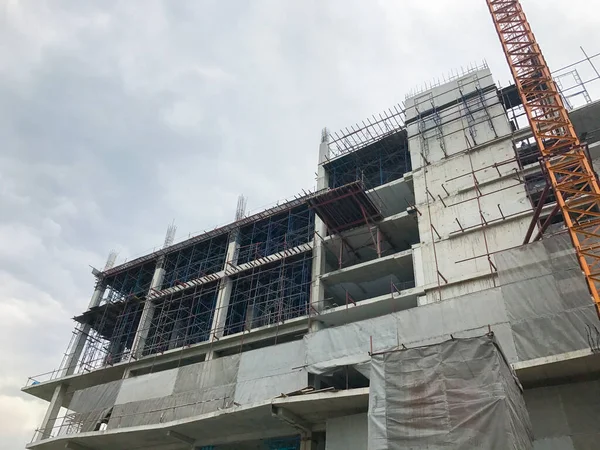 Guindaste e construção em construção na Tailândia — Fotografia de Stock