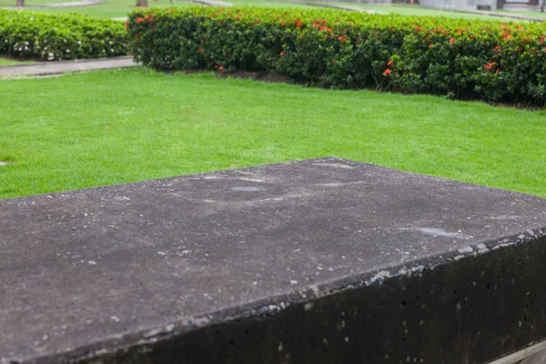 Banco de pedra ao ar livre no parque na Tailândia — Fotografia de Stock