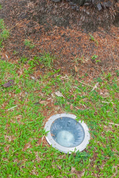 Υπαίθρια Spotlighting στο έδαφος στον κήπο — Φωτογραφία Αρχείου