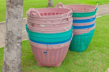 Bir yığın plastik kutu ve bahçe. 