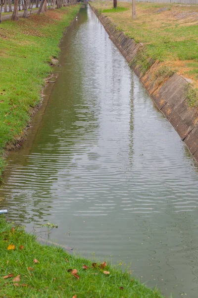 Ditch no parque, canal de água no parque — Fotografia de Stock