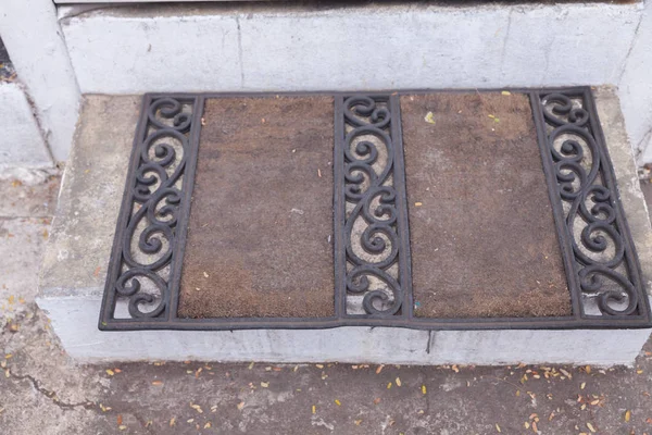 Alfombra al aire libre en la escalera fuera de la cafetería —  Fotos de Stock