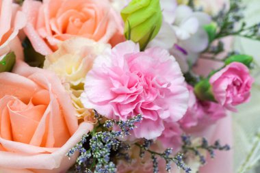 Güzel pembe gül buketini kapat.