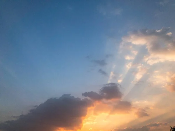 Napnyugta vagy napkelte felhővel és sugárfénnyel — Stock Fotó