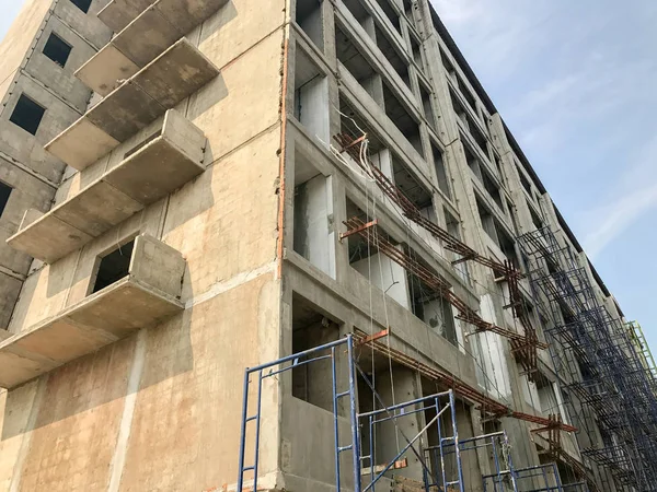 Edifício exterior em construção em canteiro de obras — Fotografia de Stock