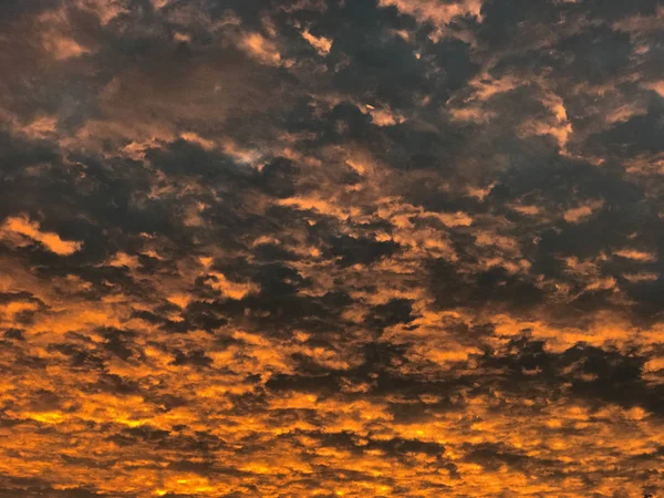 Vörös naplemente ég felhőkkel este — Stock Fotó