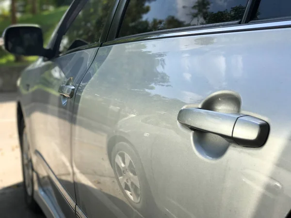 Närbild av bilens dörrhandtag i parken — Stockfoto