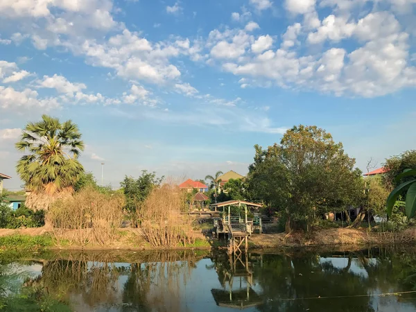 Небольшой павильон возле озера в Таиланде — стоковое фото