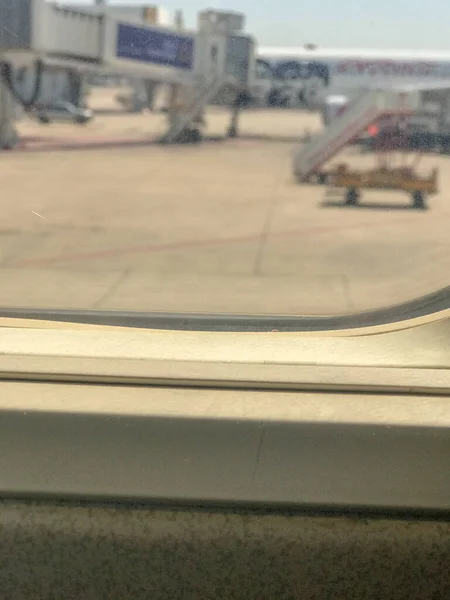 Αεροδρόμιο όπως φαίνεται μέσα από το παράθυρο του αεροσκάφους — Φωτογραφία Αρχείου