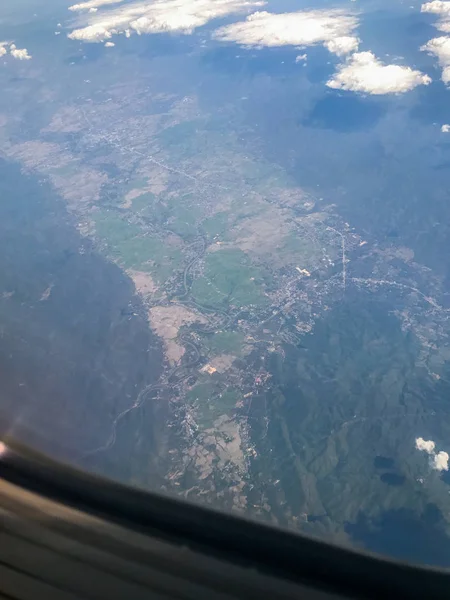 Wolken und Himmel aus dem Fenster eines Flugzeugs — Stockfoto