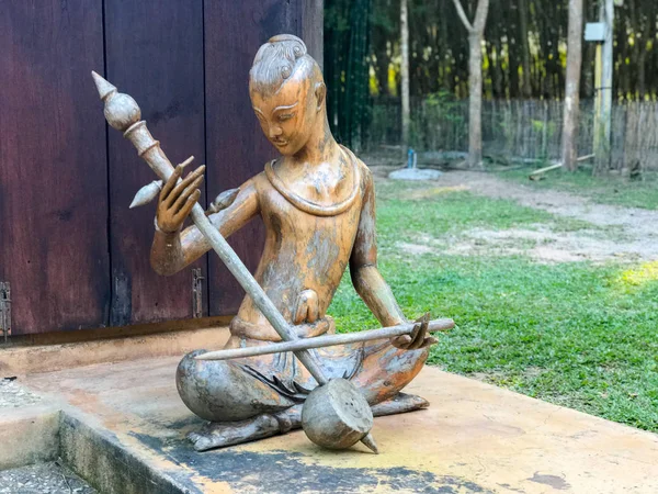 Zbliżenie rzeźbiarz gra muzykę w Tajlandii — Zdjęcie stockowe