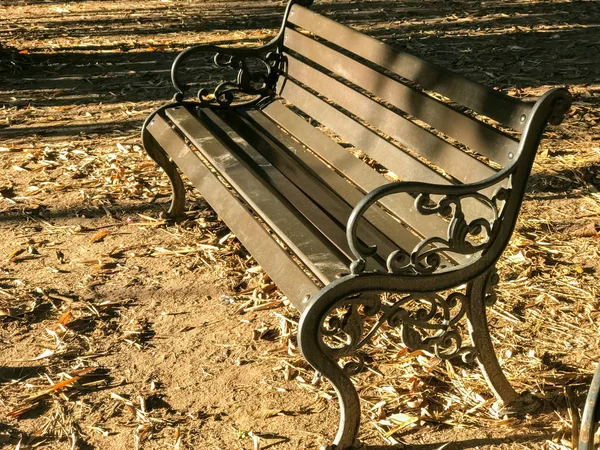 Скамейка в парке в солнечный день — стоковое фото