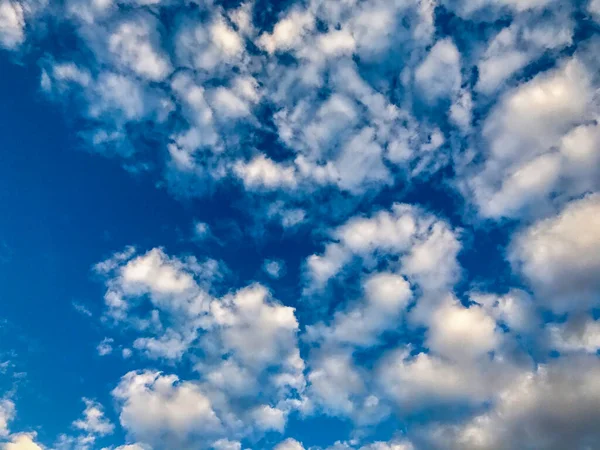 Beau ciel bleu le matin — Photo