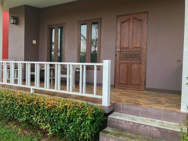 Oteldeki kafede ahşap masa hazır.