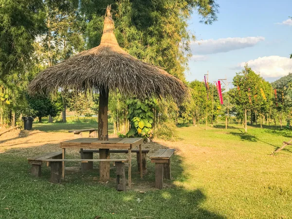 Открытый павильон в парке в Таиланде — стоковое фото