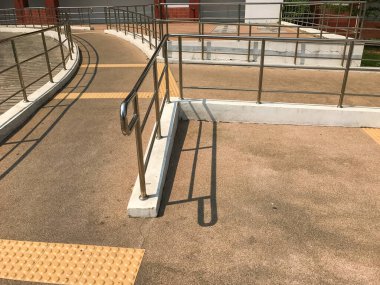 Binanın engellileri için açık hava rampası yolu