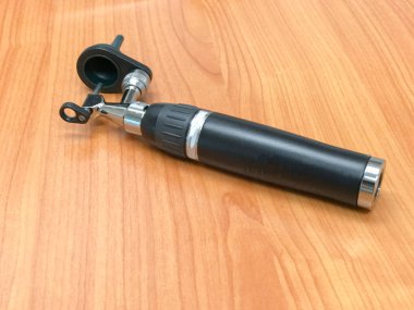 Hastanenin ahşap zemininde otoskop.