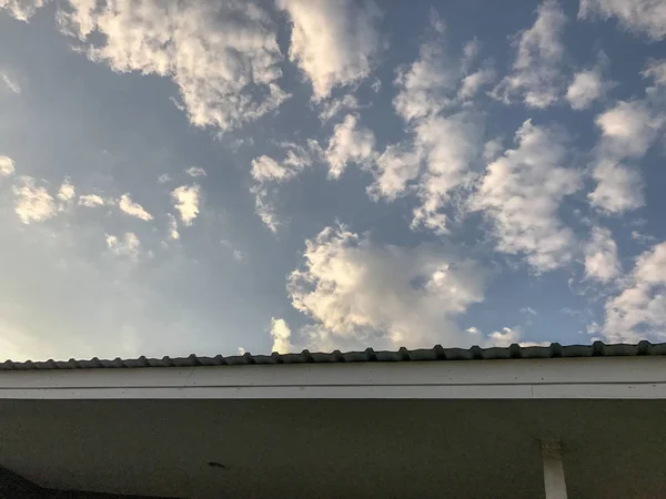 Dach im Hotel und blauer Himmel am Morgen — Stockfoto