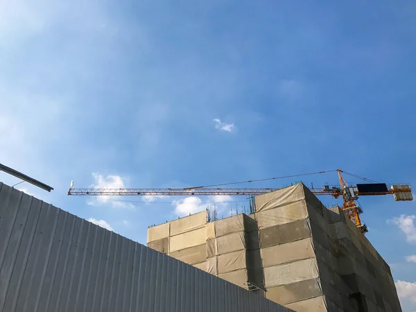 Guindaste no canteiro de obras, apartamento de construção — Fotografia de Stock