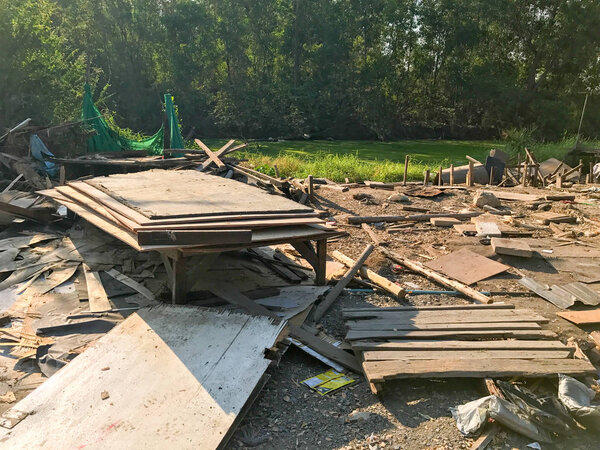 старый и заброшенный дом место сноса, площадь строительства
