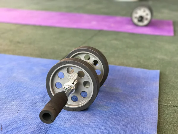 Karın kasları egzersiz için kullanılan Ab roller tekerlek — Stok fotoğraf