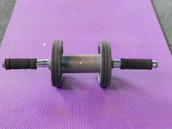 Karın kasları egzersiz için kullanılan Ab roller tekerlek — Stok fotoğraf