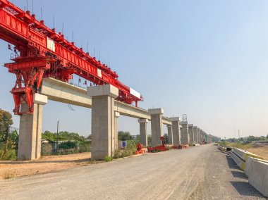 Tayland 'da inşaat sahasının altındaki açık köprü.