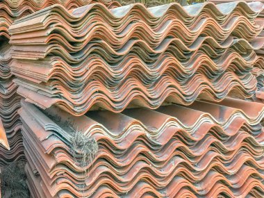 Depoda tavan kiremitleri var. Geri sayımda tekerlek izleri var.