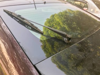 Arabanın arka cam sileceği.