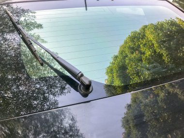 Arabanın arka cam sileceği.